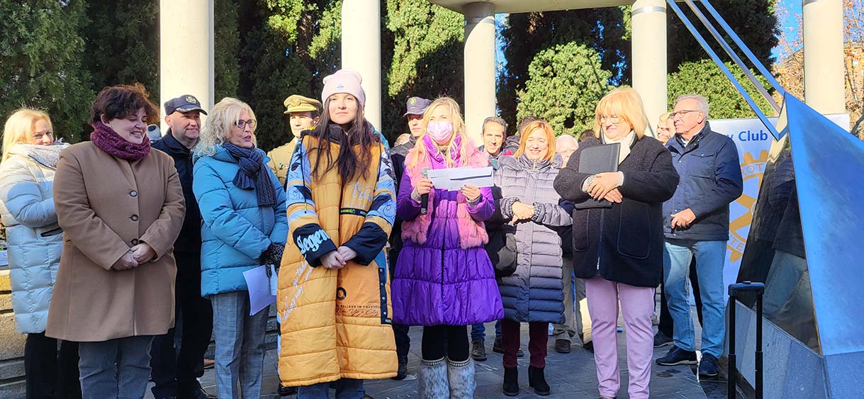 Amira Enache recibe el segundo premio del concurso