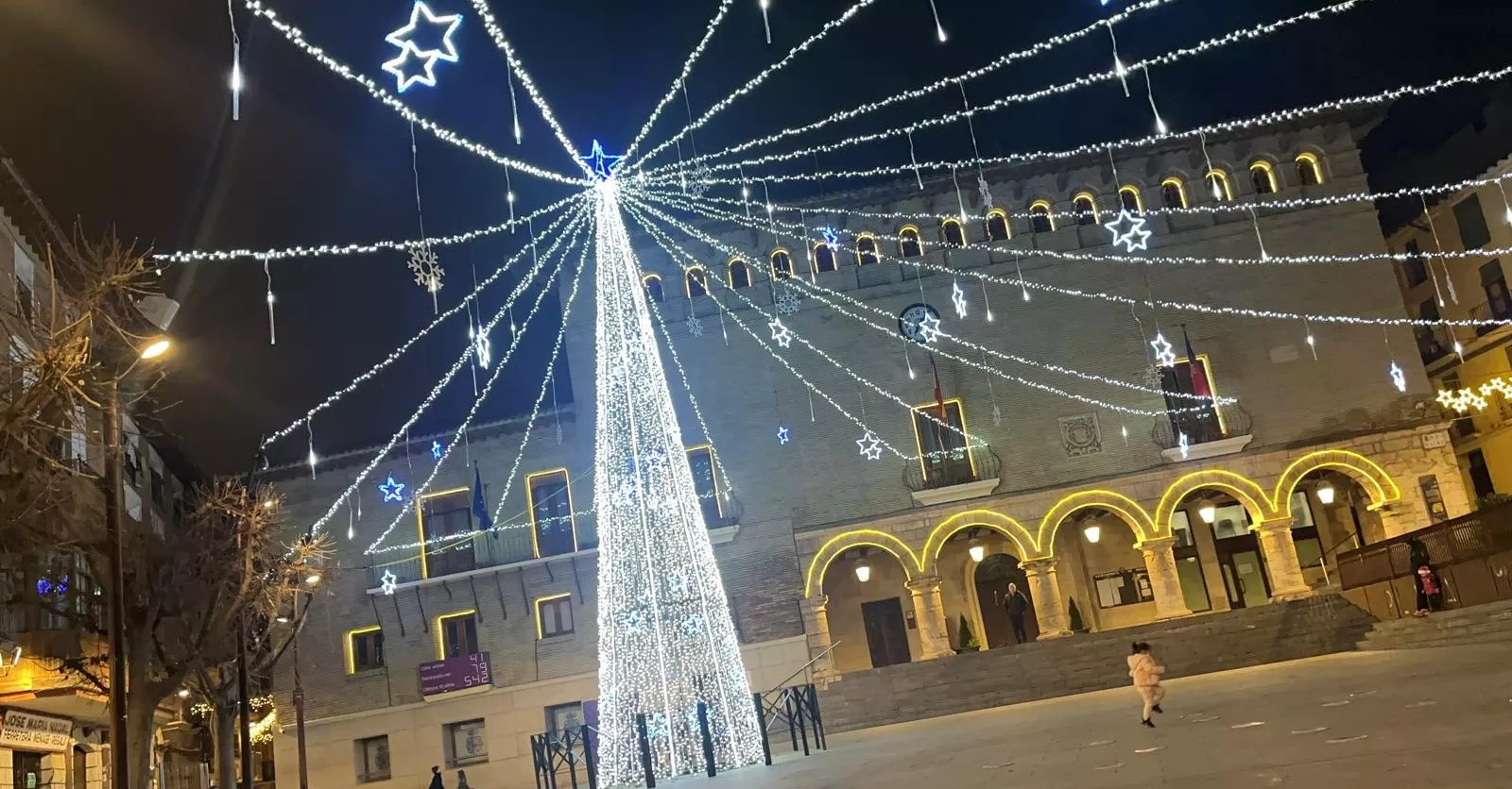 Monzón se ilumina esta Navidad. Foto Mercedes Manterola