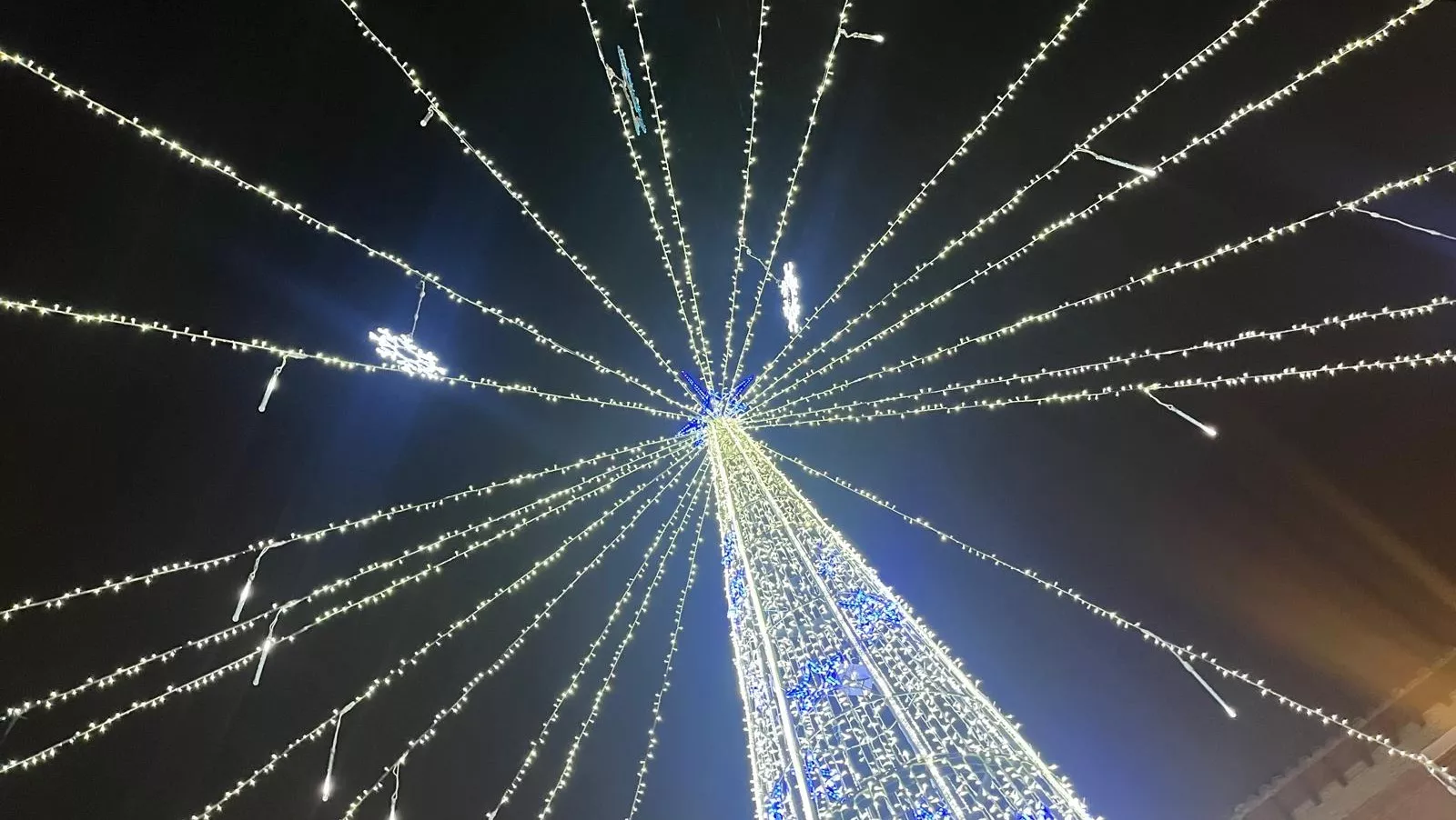 Monzón se ilumina esta Navidad. Foto Mercedes Manterola