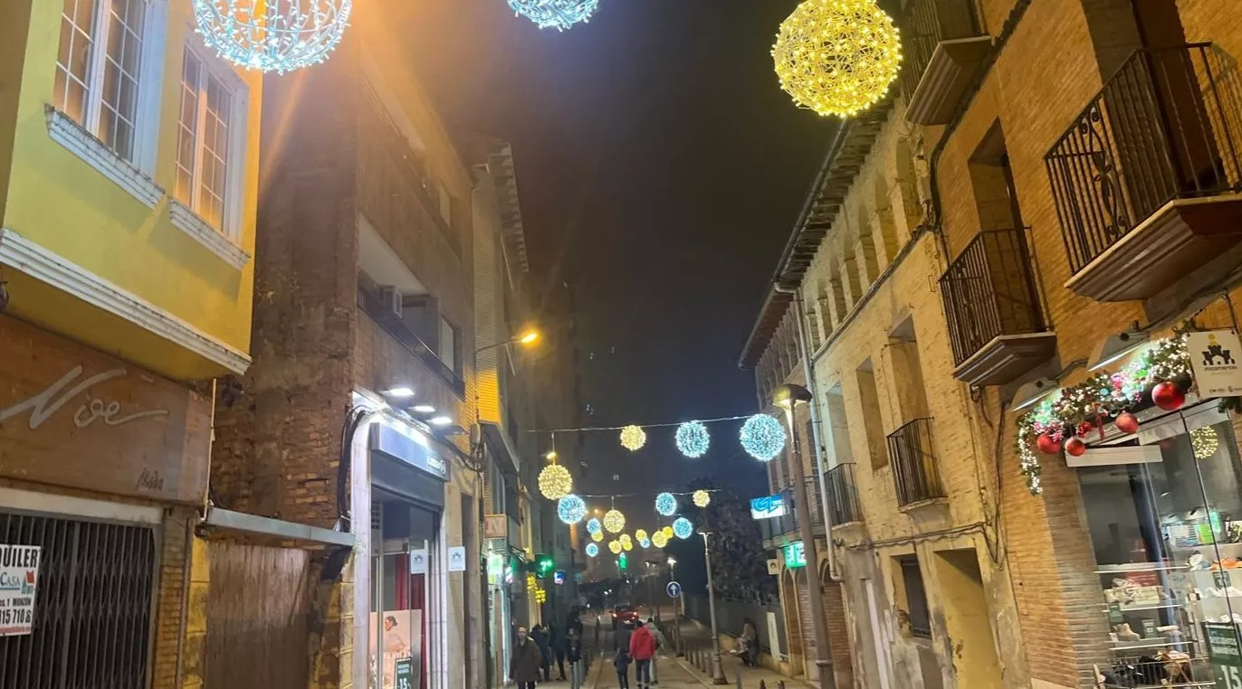 Monzón se ilumina esta Navidad. Foto Mercedes Manterola