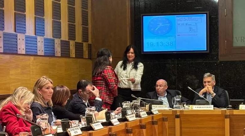 La alcaldesa entrega la carta a los vecinos de la Plaza de Santa Clara a la secretaria