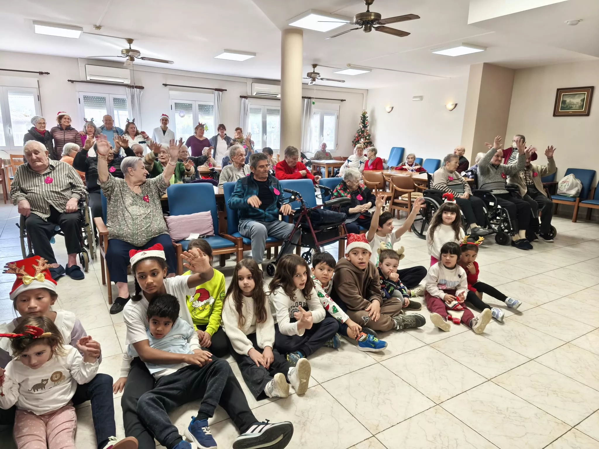 Villancicos y canciones populares unen a mayores y pequeños en el encuentro intergenracional