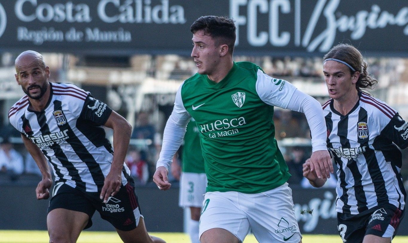 Dani Escriche conduce un balón en el partido ante el Cartagena. Foto: SD Huesca