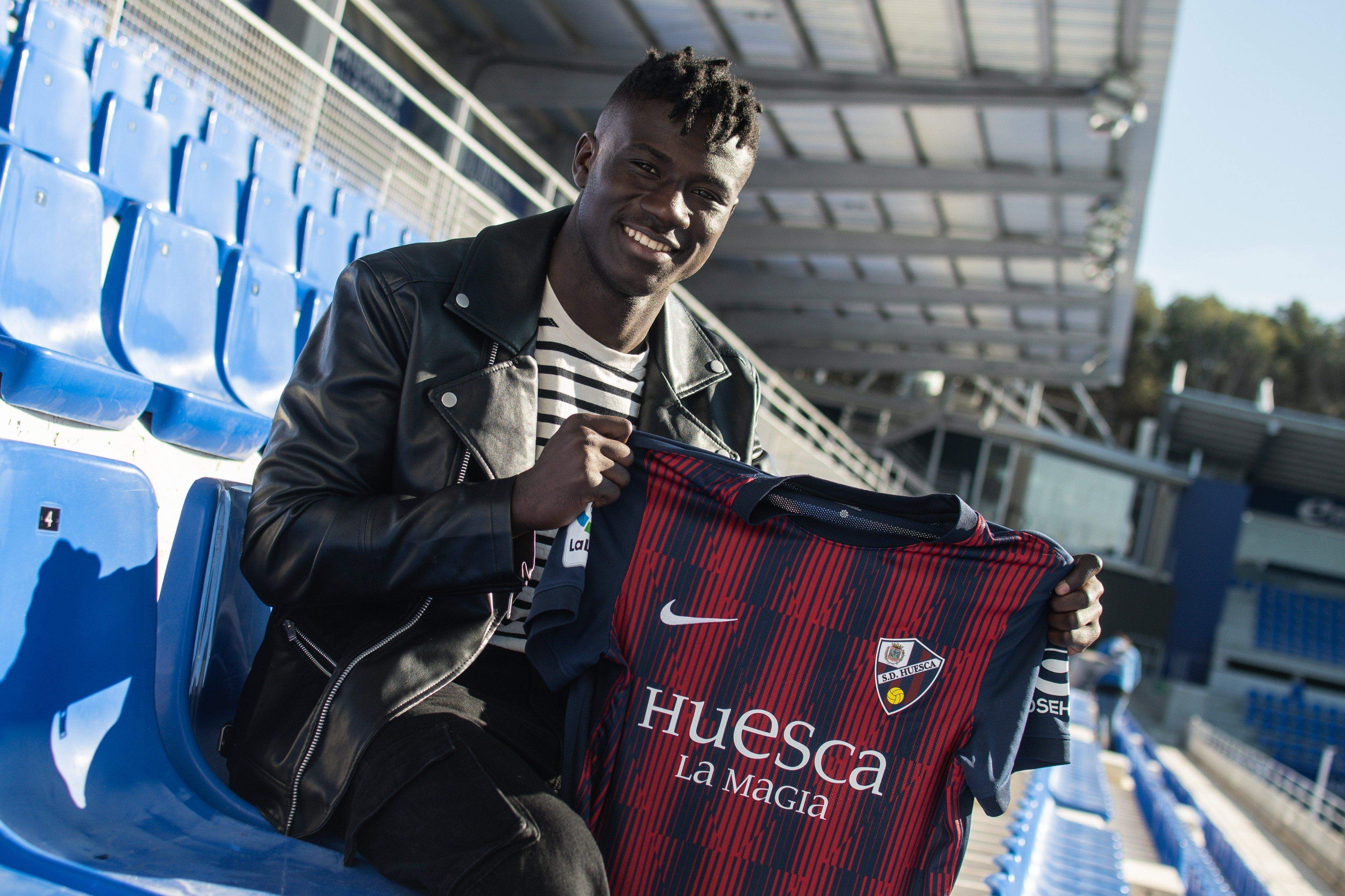 Samuel Obeng ya posa con la camiseta del Huesca. Foto: SD Huesca