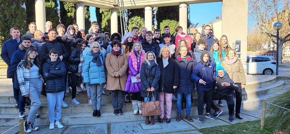 Rotarios, autoridades, estudiantes del Sierra de Guara y representantes del Balonmano Huesca en la edición anterior del Día Escolar de la Paz y la No Violencia