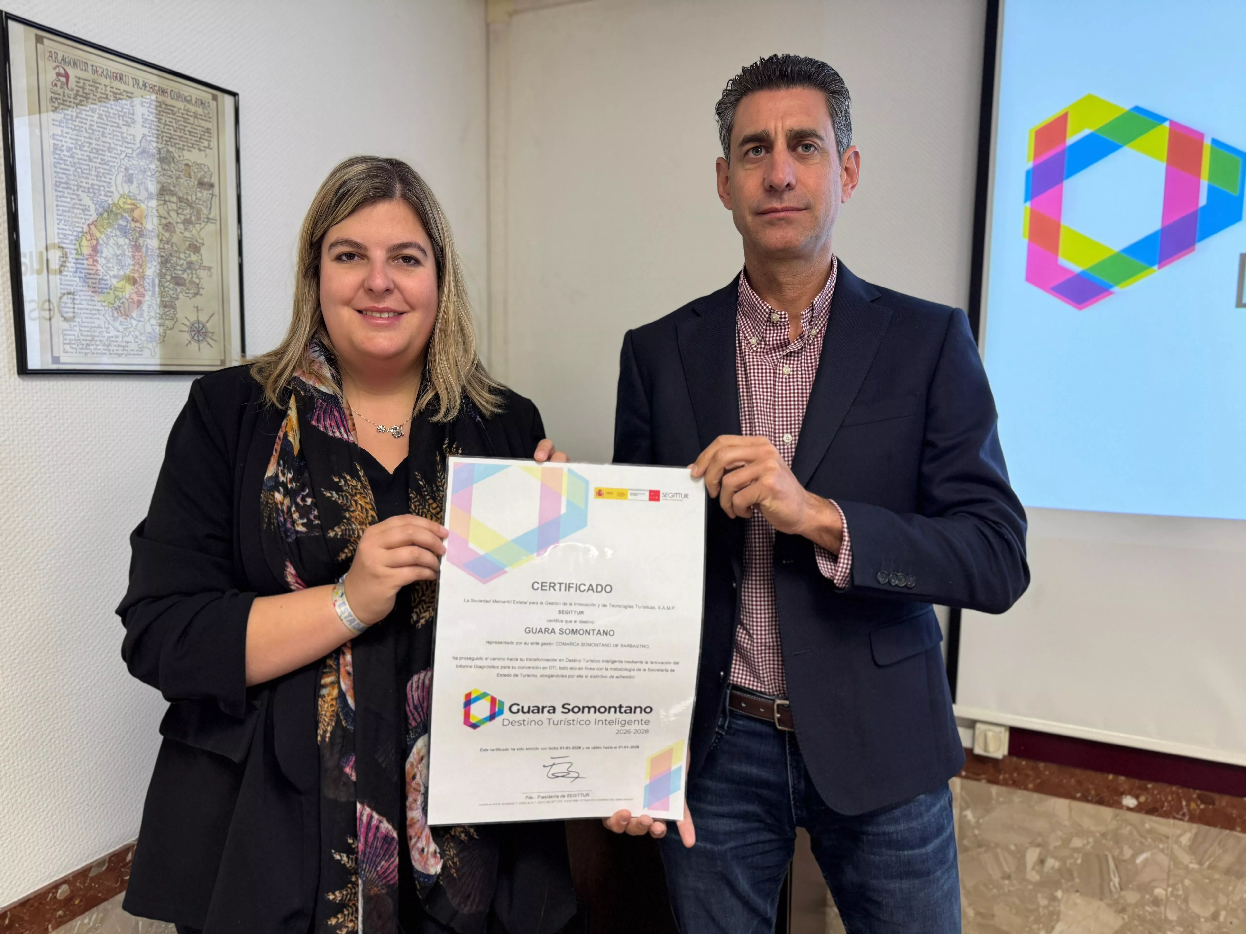 Pilar Lleyda y Saúl Pérez, vicepresidenta y presidente de la comarca, con el certificado de Destino Turístico Inteligente
