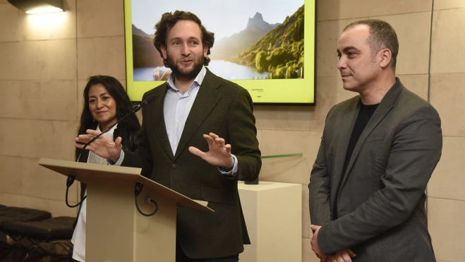 Amalia Ortiz, Isaac Claver y Carlos Sampériz en la presentación de Pirineos Sur