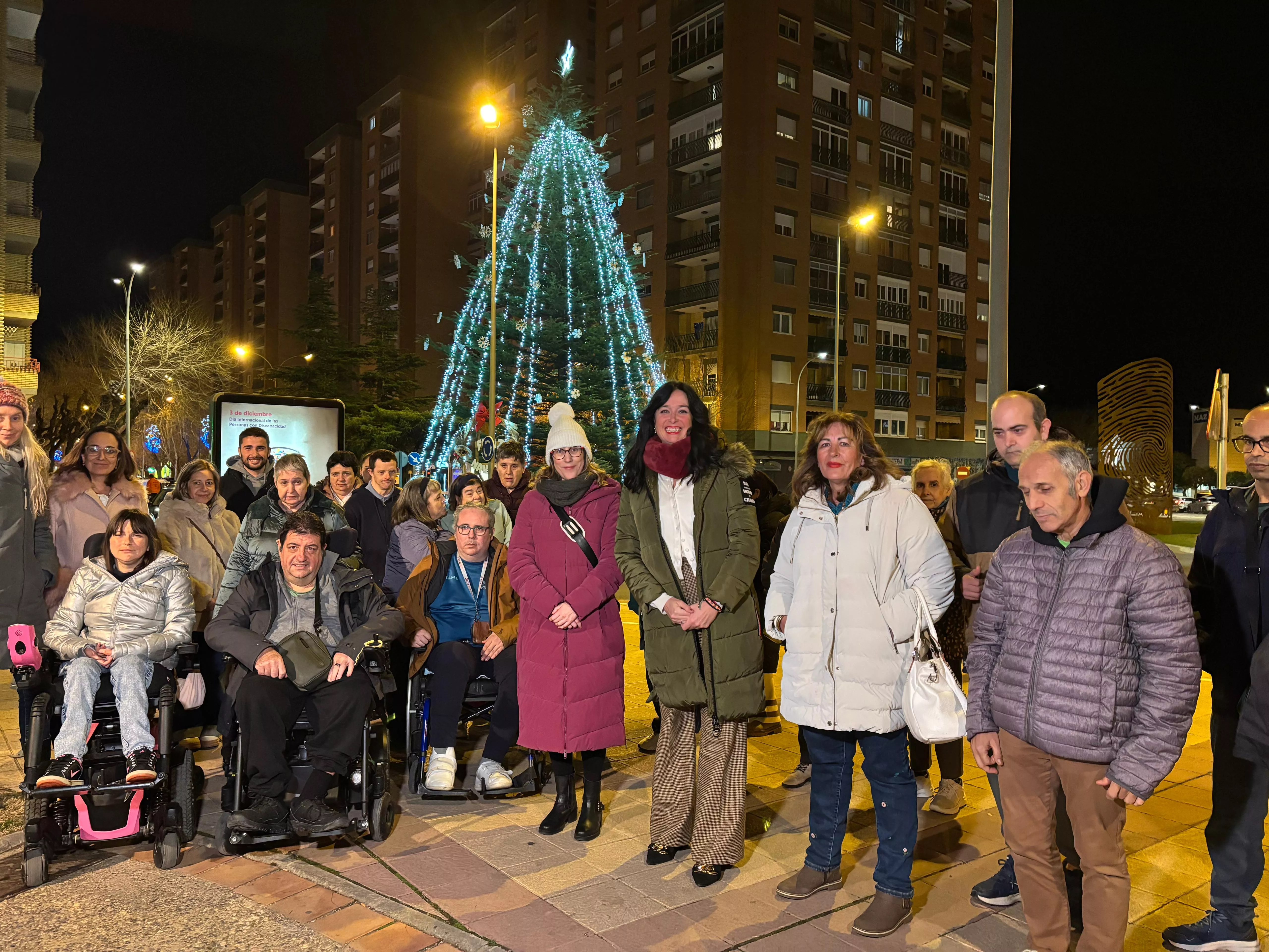 La alcaldesa y la concejal Cuello con usuarios de Cadis Huesca