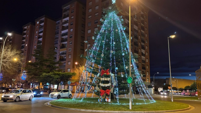 Adornos en la conífera con el lema de Feliz Navidad