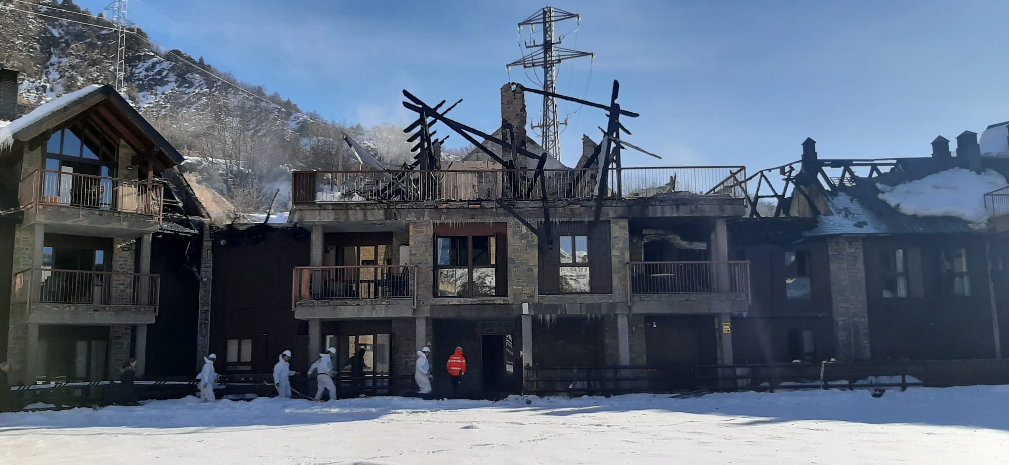 Viviendas afectadas por el fuego en la urbanización Argualas de Panticosa.