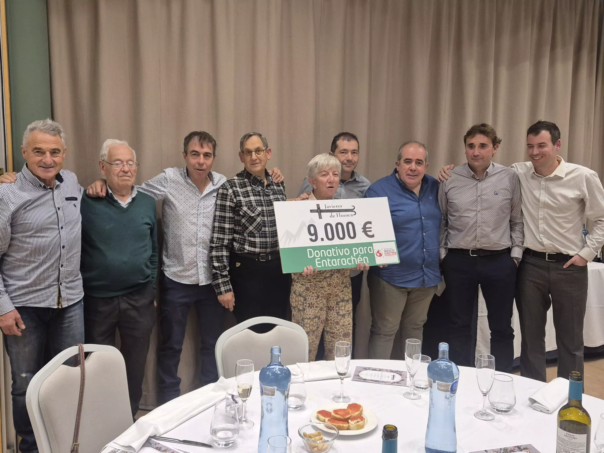 Entrega del cheque de 9000 euros de los Javieres a Entarachén Bosco Global