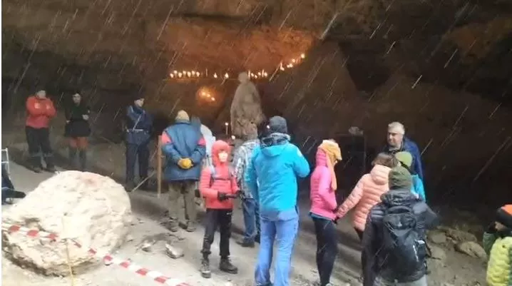 Todos bien abrigados ante el frío y la nieve.