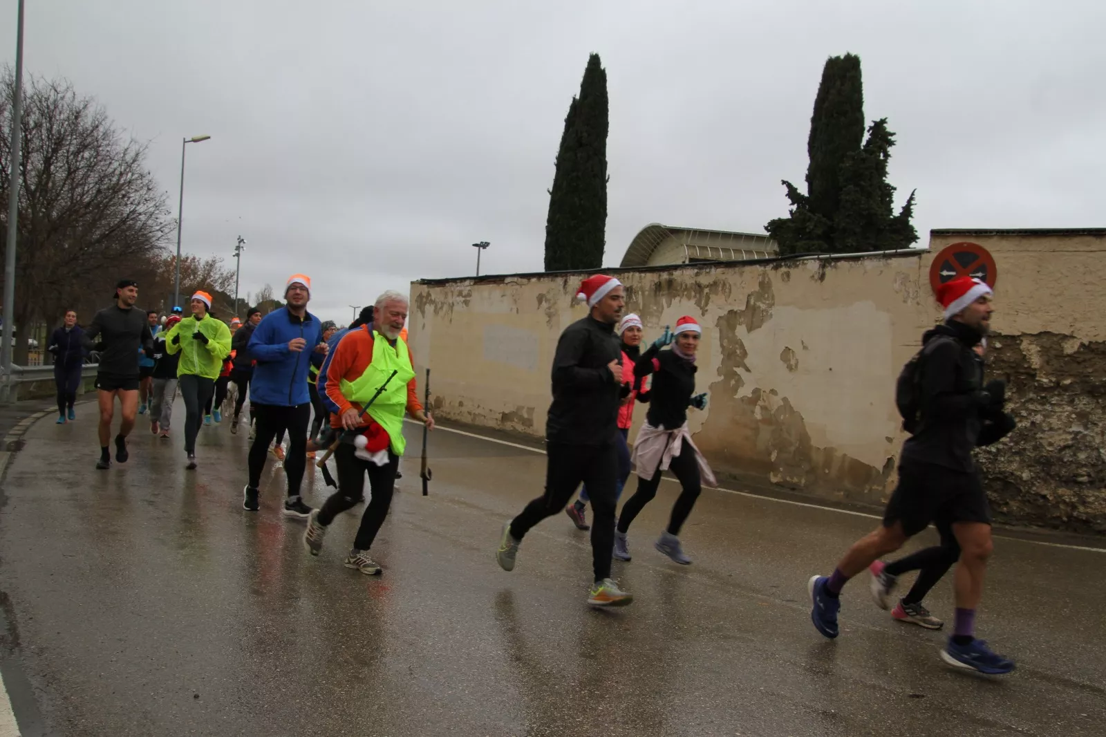 Vuelta Larga navideña de Huesca con recuerdo de José Armisén. Foto Carlos Neofato