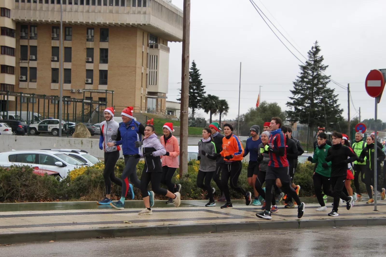Vuelta Larga navideña de Huesca con recuerdo de José Armisén. Foto Carlos Neofato