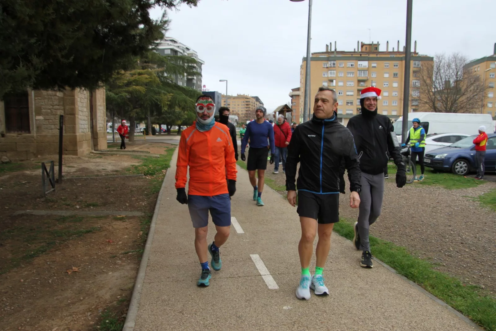 Vuelta Larga navideña de Huesca con recuerdo de José Armisén. Foto Carlos Neofato
