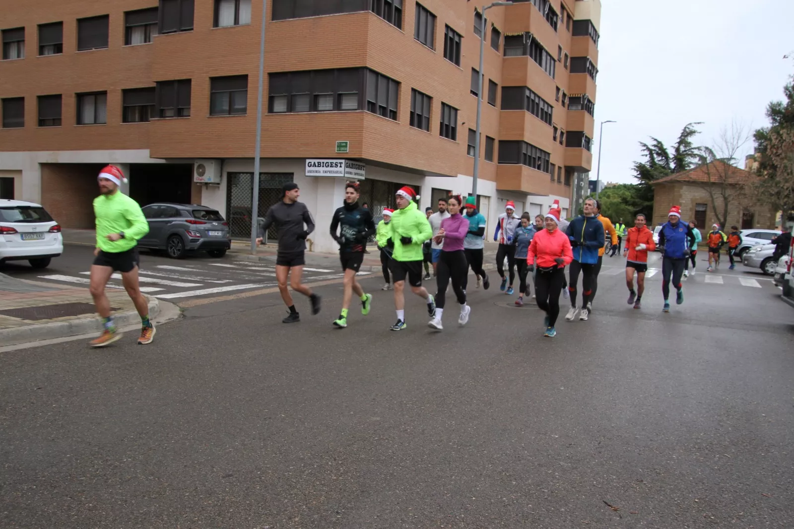 Vuelta Larga navideña de Huesca con recuerdo de José Armisén. Foto Carlos Neofato