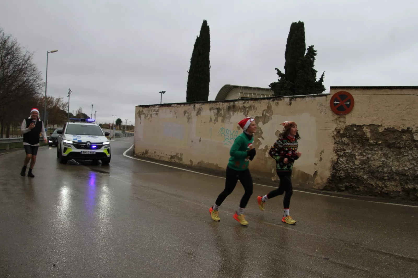 Vuelta Larga navideña de Huesca con recuerdo de José Armisén. Foto Carlos Neofato