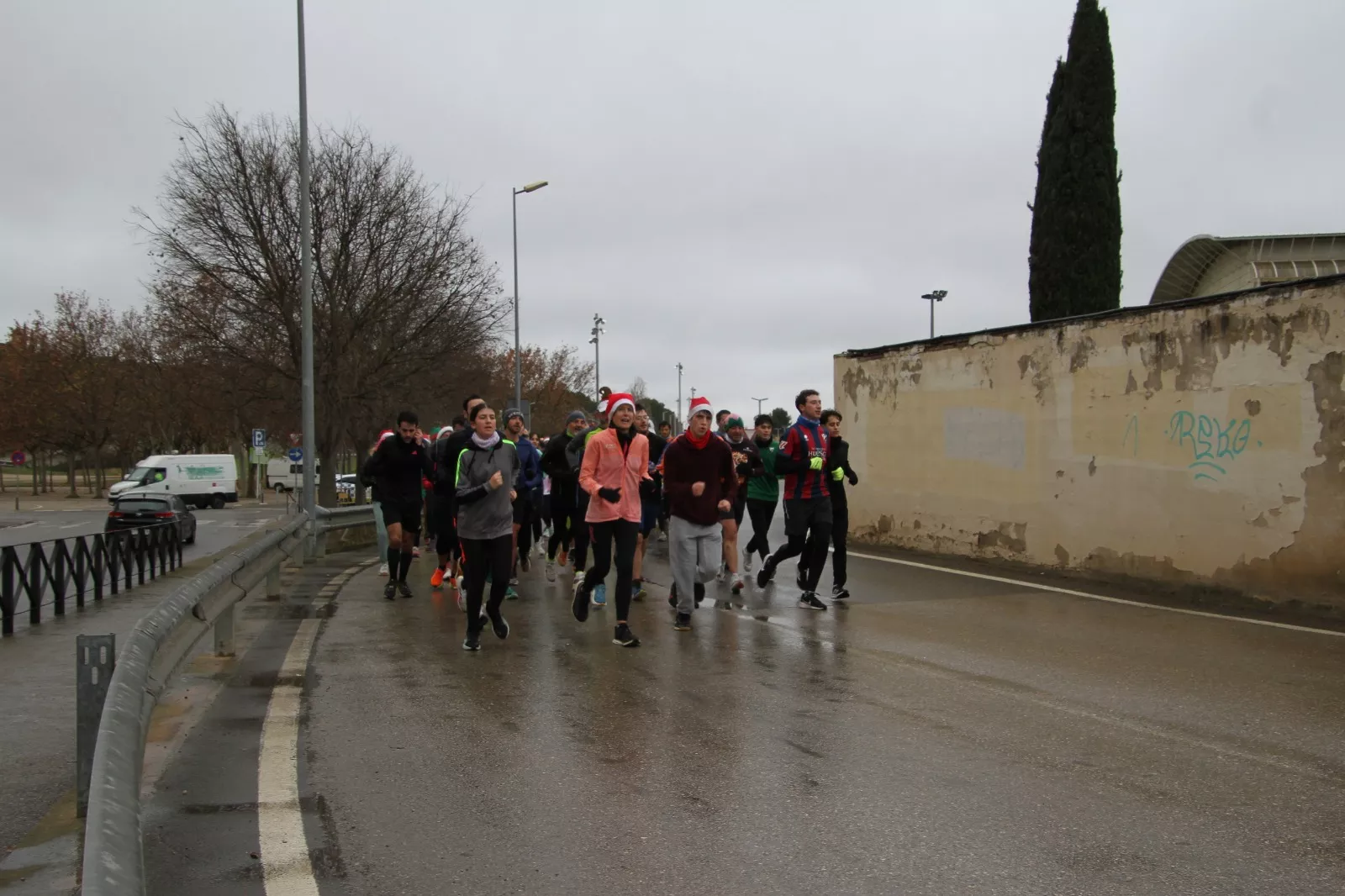 Vuelta Larga navideña de Huesca con recuerdo de José Armisén. Foto Carlos Neofato