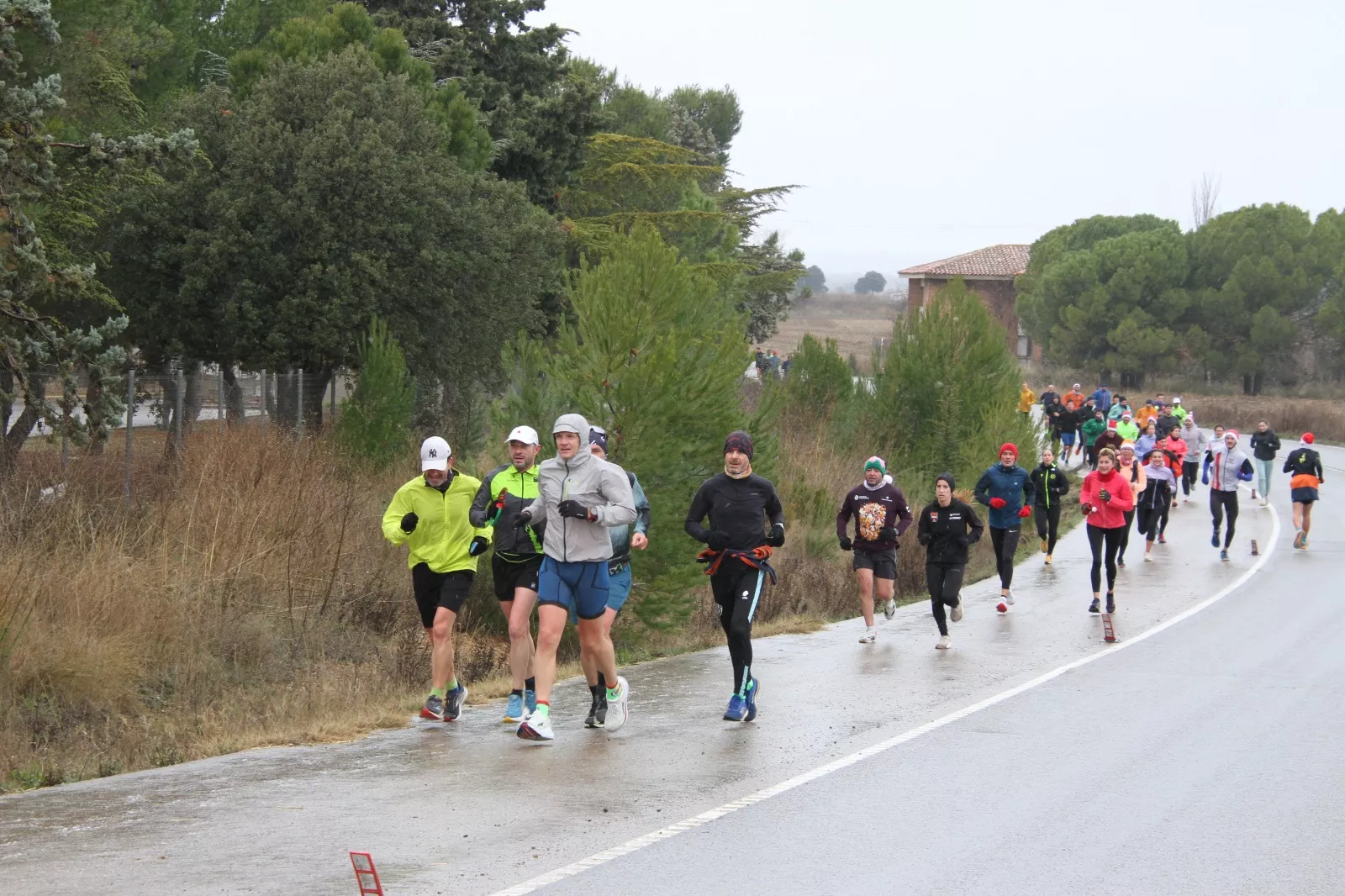 Vuelta Larga navideña de Huesca con recuerdo de José Armisén. Foto Carlos Neofato