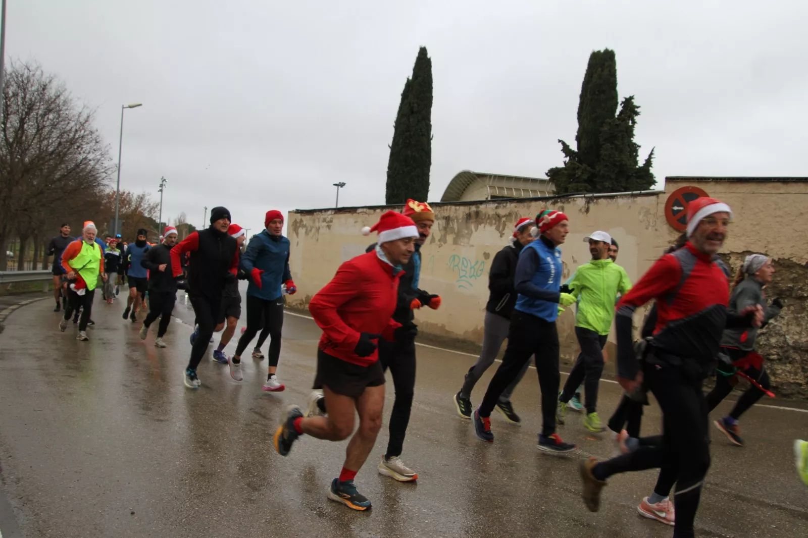 Vuelta Larga navideña de Huesca con recuerdo de José Armisén. Foto Carlos Neofato