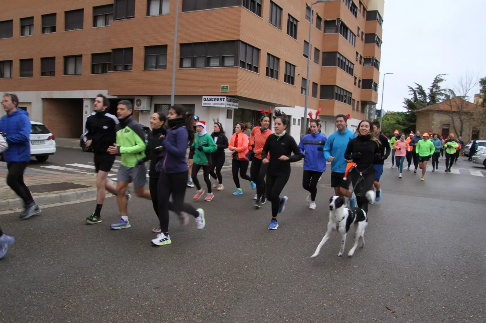 Vuelta Larga navideña de Huesca con recuerdo de José Armisén. Foto Carlos Neofato