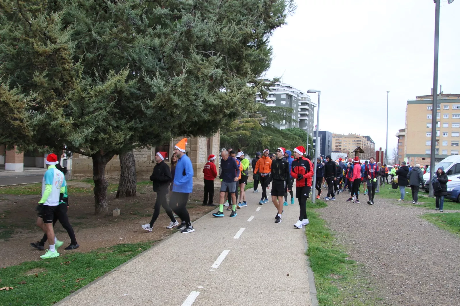 Vuelta Larga navideña de Huesca con recuerdo de José Armisén. Foto Carlos Neofato