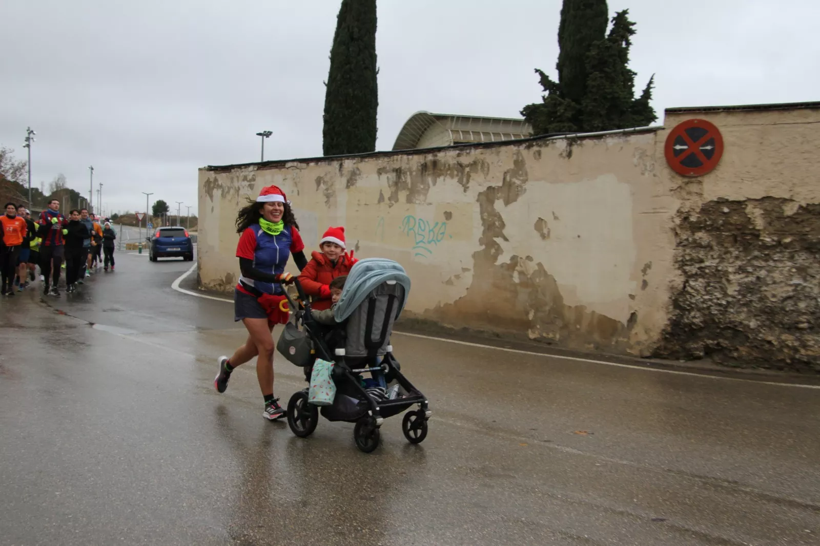 Vuelta Larga navideña de Huesca con recuerdo de José Armisén. Foto Carlos Neofato