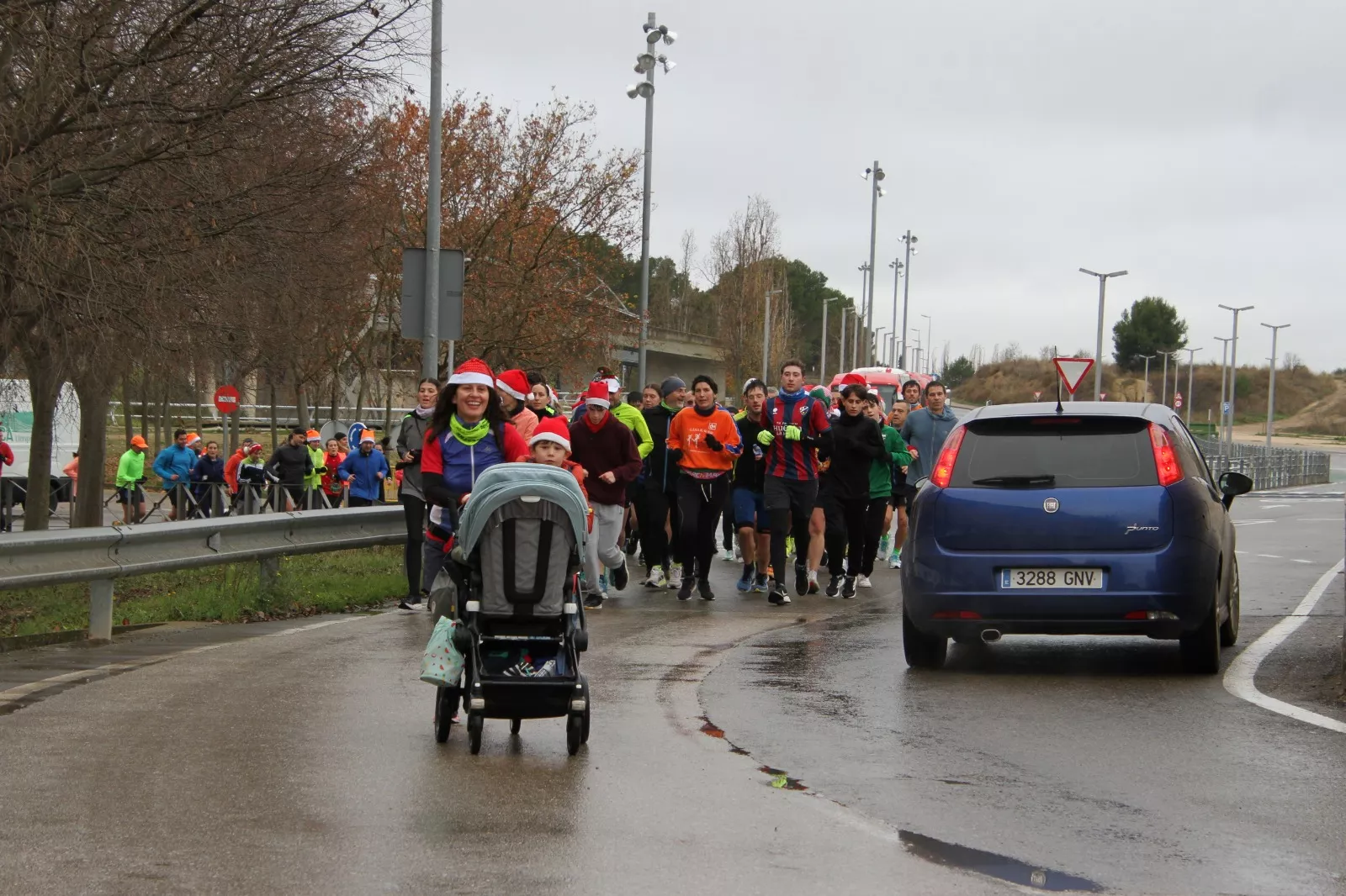 Vuelta Larga navideña de Huesca con recuerdo de José Armisén. Foto Carlos Neofato
