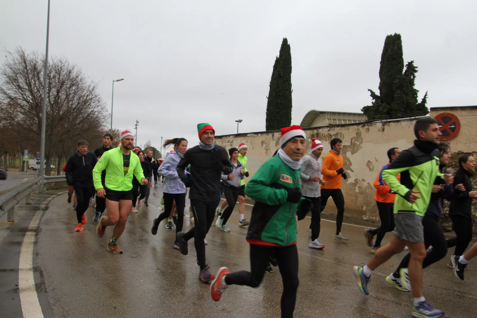 Vuelta Larga navideña de Huesca con recuerdo de José Armisén. Foto Carlos Neofato