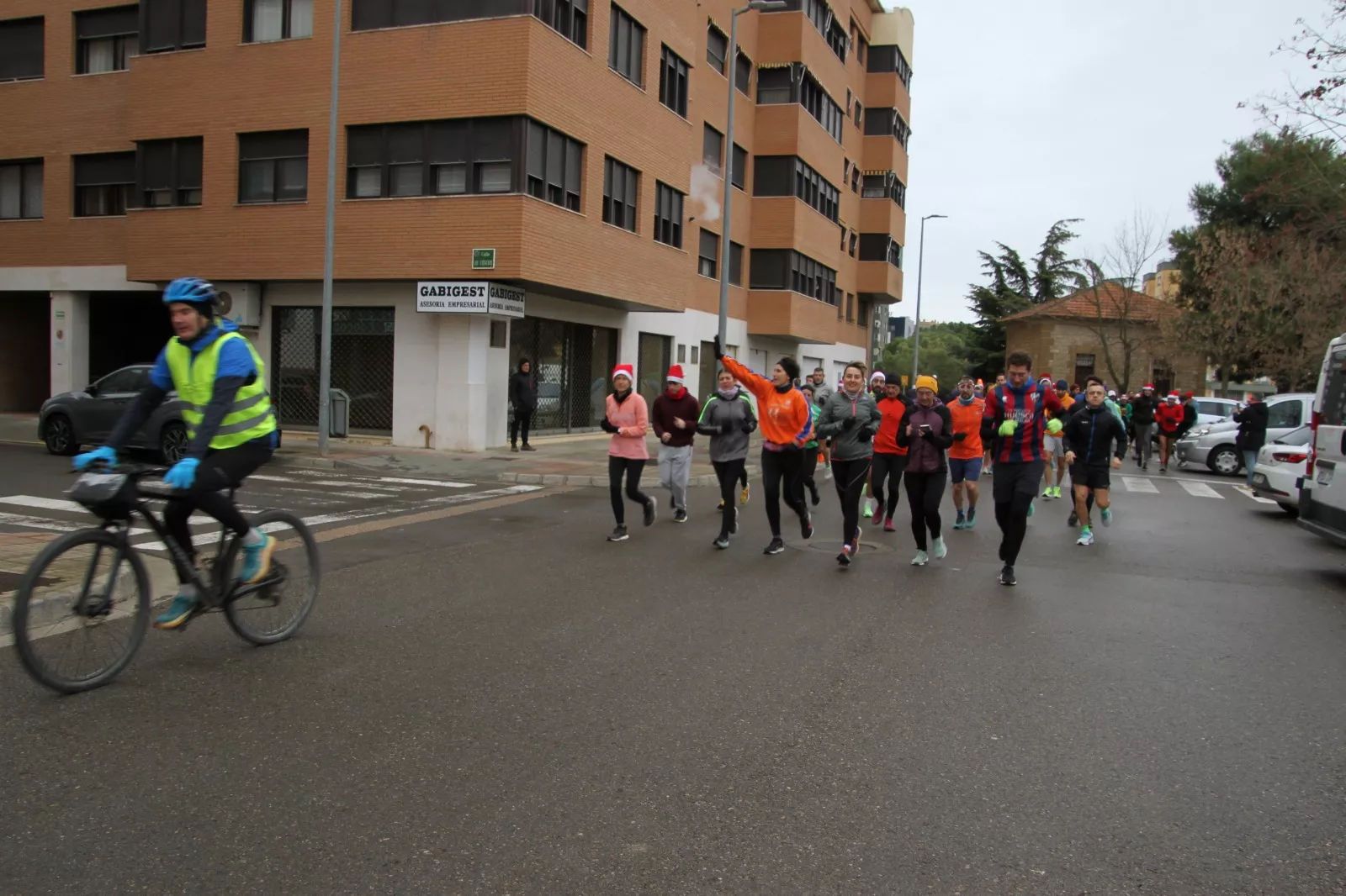 Vuelta Larga navideña de Huesca con recuerdo de José Armisén. Foto Carlos Neofato