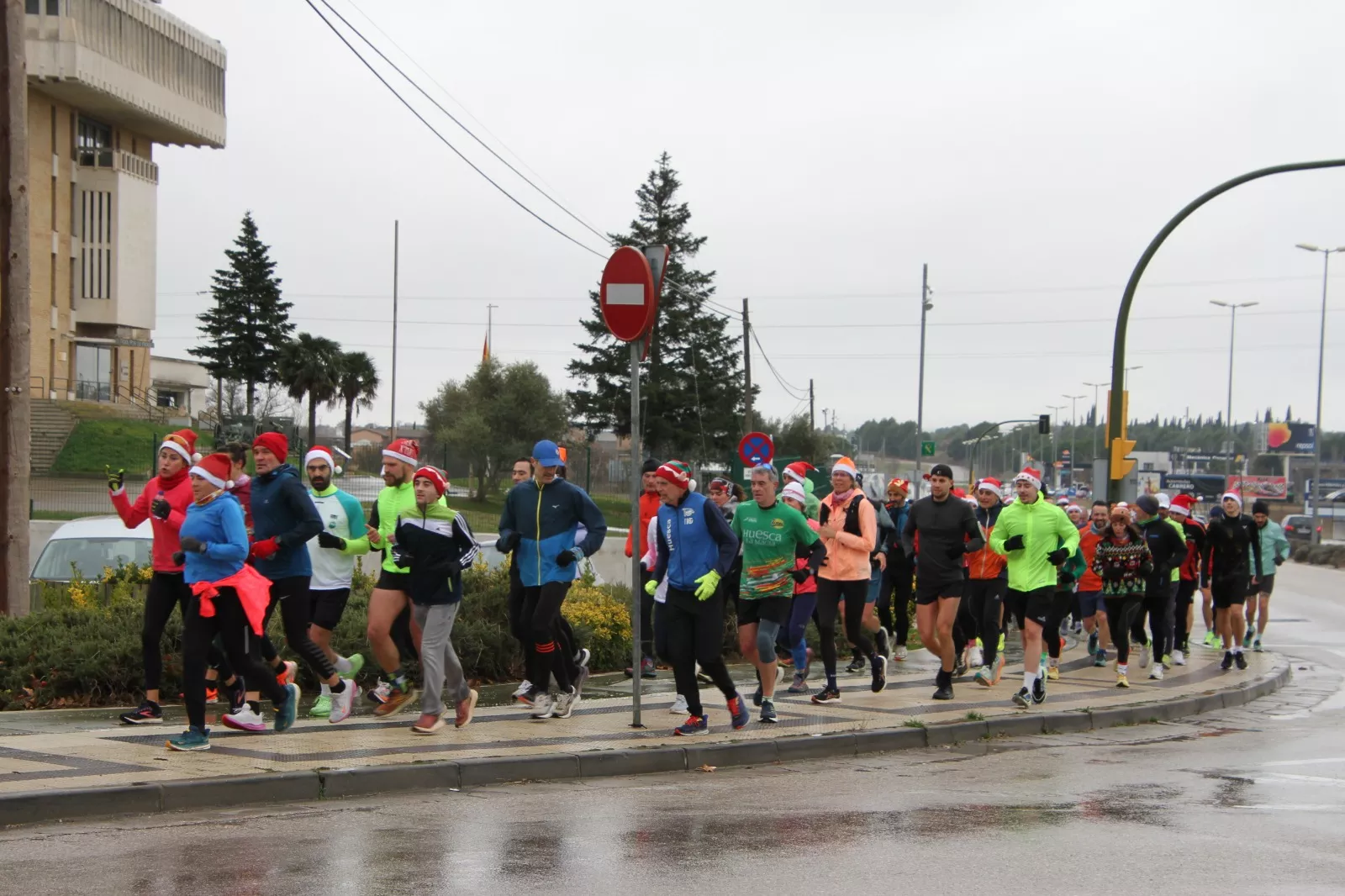 Vuelta Larga navideña de Huesca con recuerdo de José Armisén. Foto Carlos Neofato