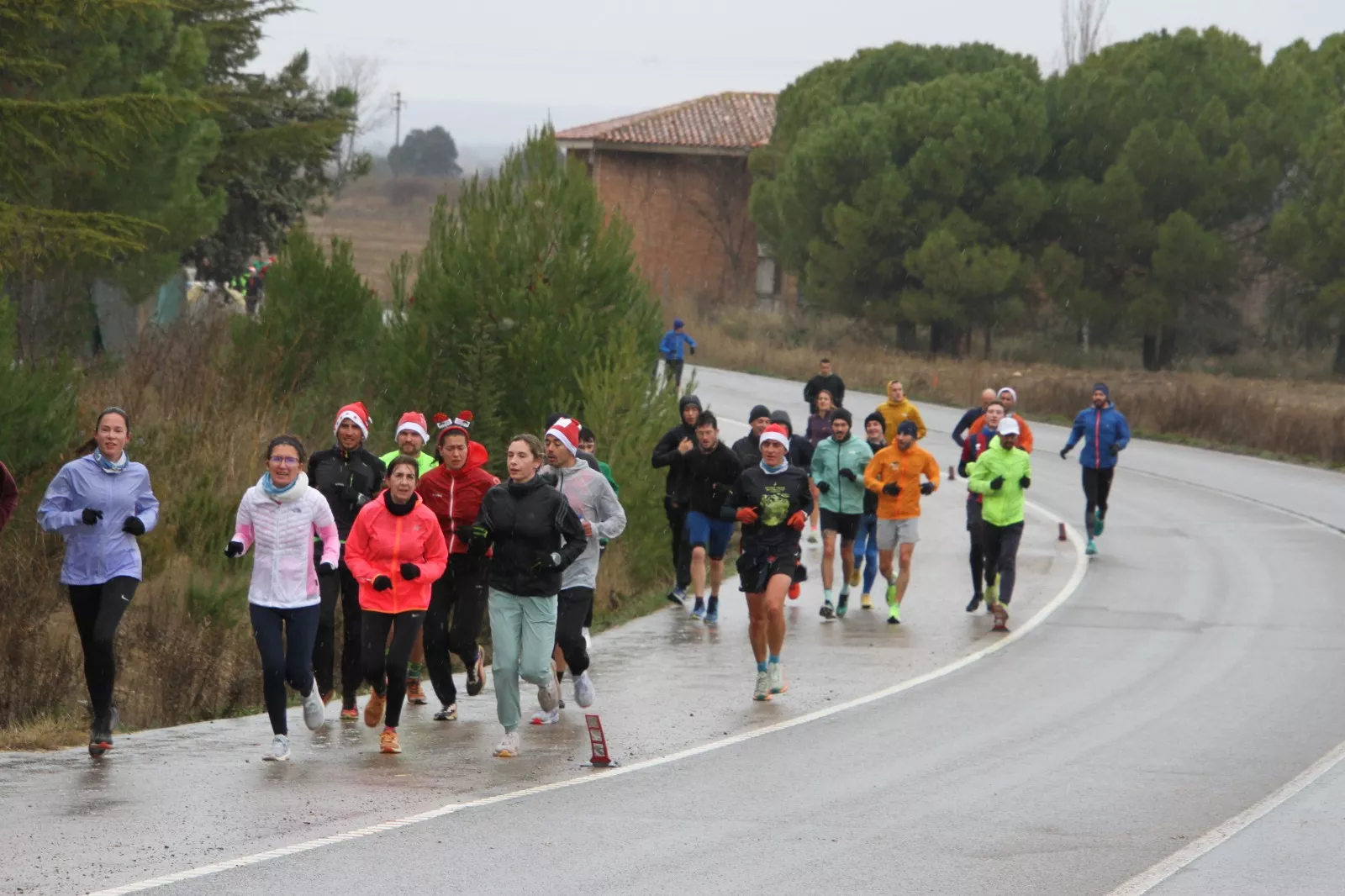 Vuelta Larga navideña de Huesca con recuerdo de José Armisén. Foto Carlos Neofato