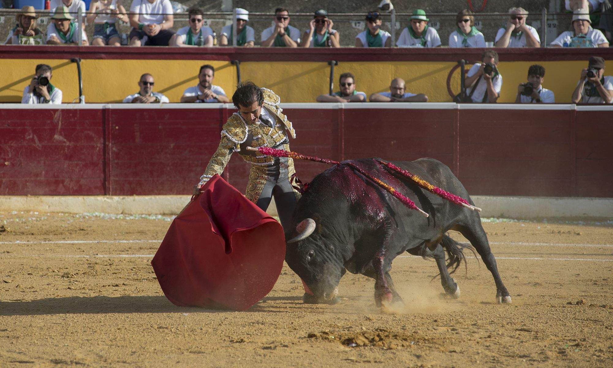 Joselito Adame torea en la Plaza de Toros de Huesca, de donde salió a hombros. Foto: Jacques Valat