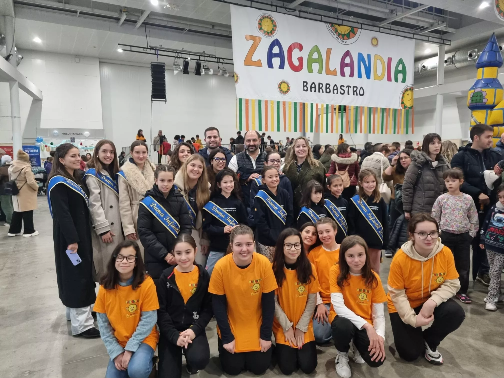Damas de Honor, Consejo de la Infancia, voluntarios, el alcalde, Fernando Torres, y la edil Pilar Abad en la inauguración de Zagalandia