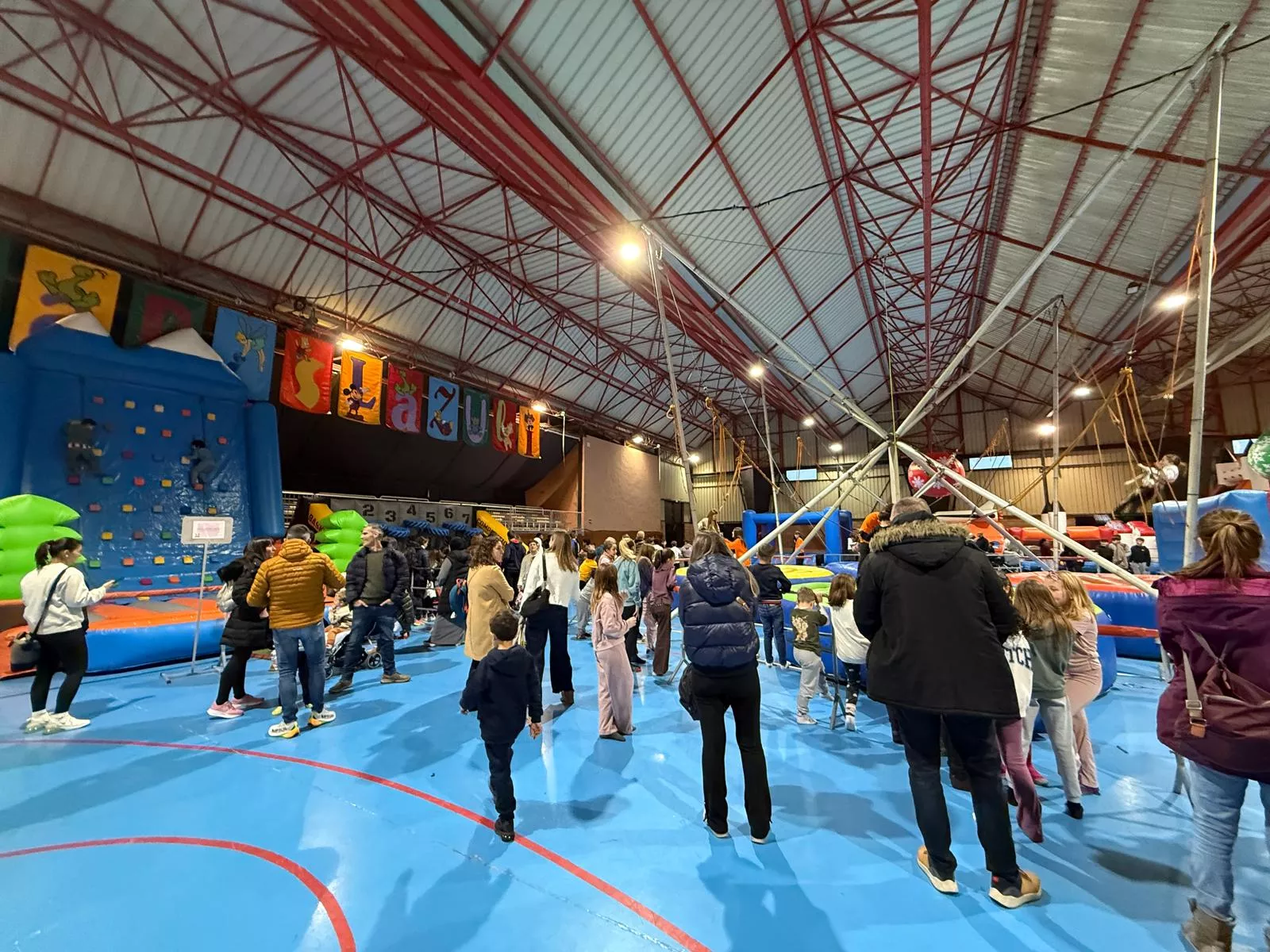 Lapislázuli en su día de apertura en Fraga.