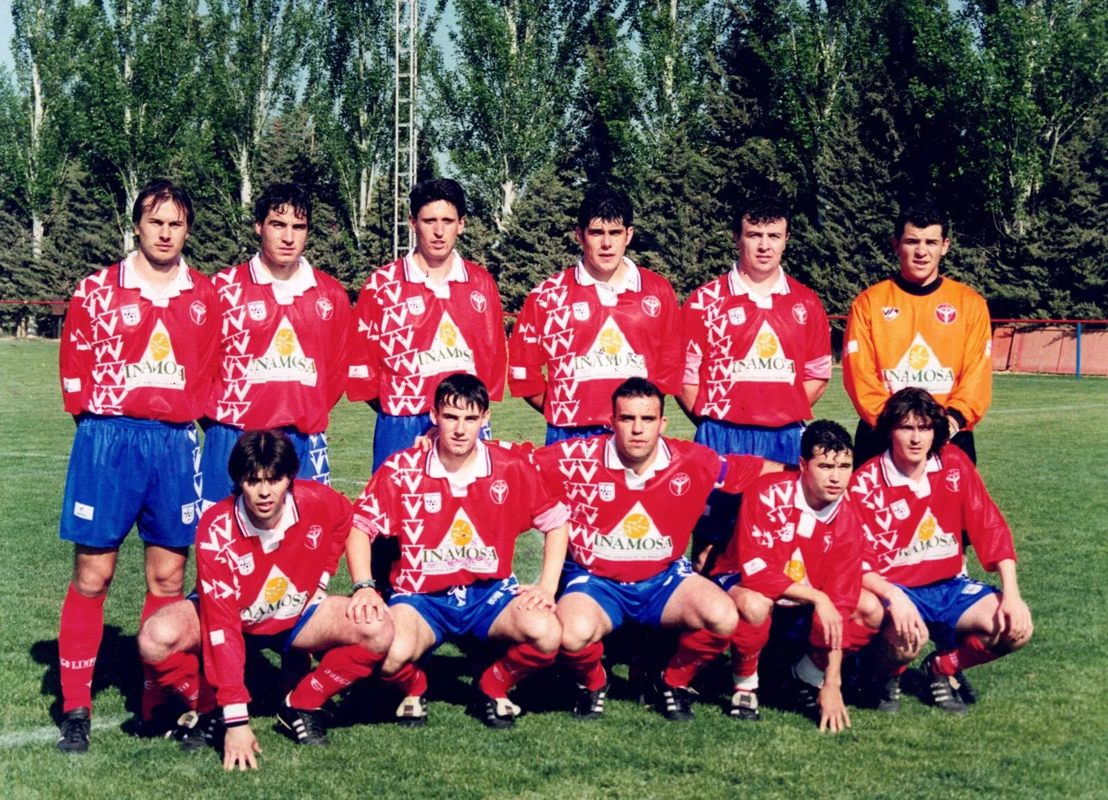 Dani Martínez (primero por la izquierda, de pie) como jugador del Lalueza.