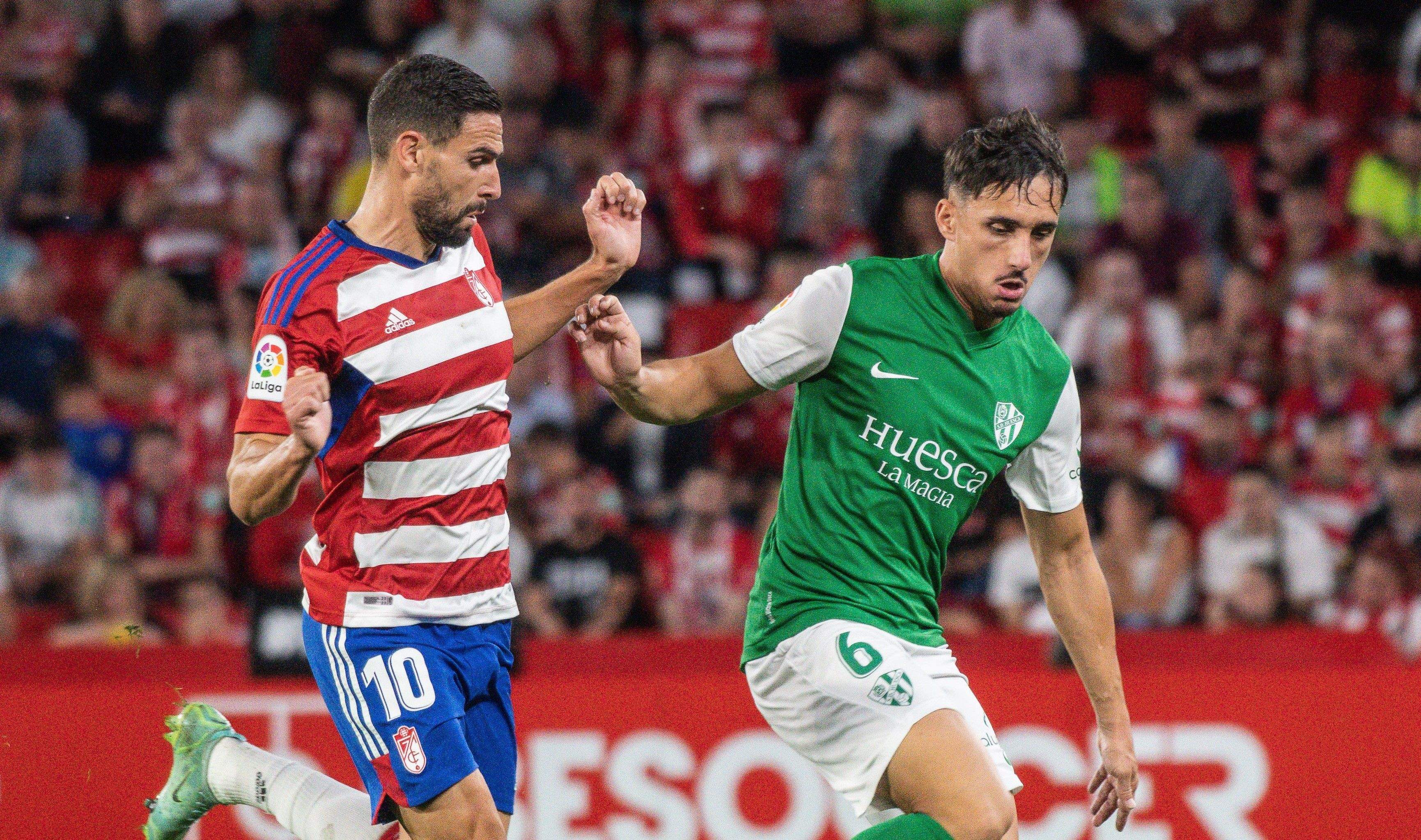 Vilarrasa conduce un balón en el partido de ida en Granada. Foto: SD Huesca