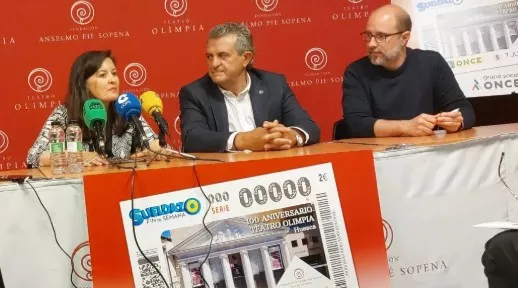 Manuel Pérez, entre Raquel Pérez y Rubén Moreno en la presentación del Cupón de la ONCE por el Centenario del Teatro Olimpia