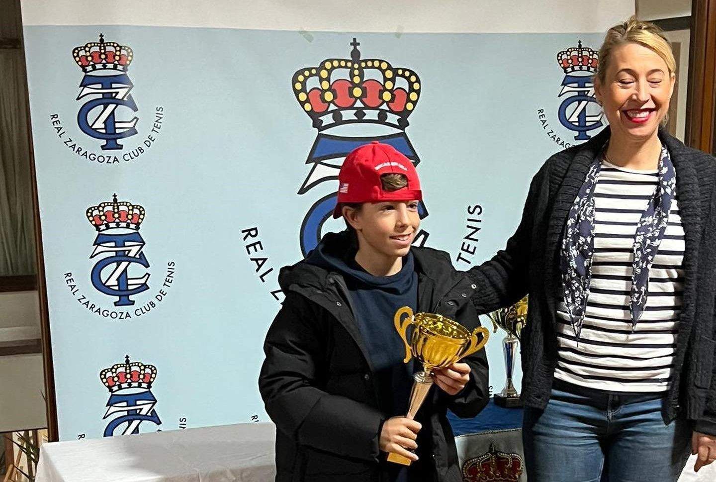 Gonzalo Corrales posa con el trofeo de campeón.