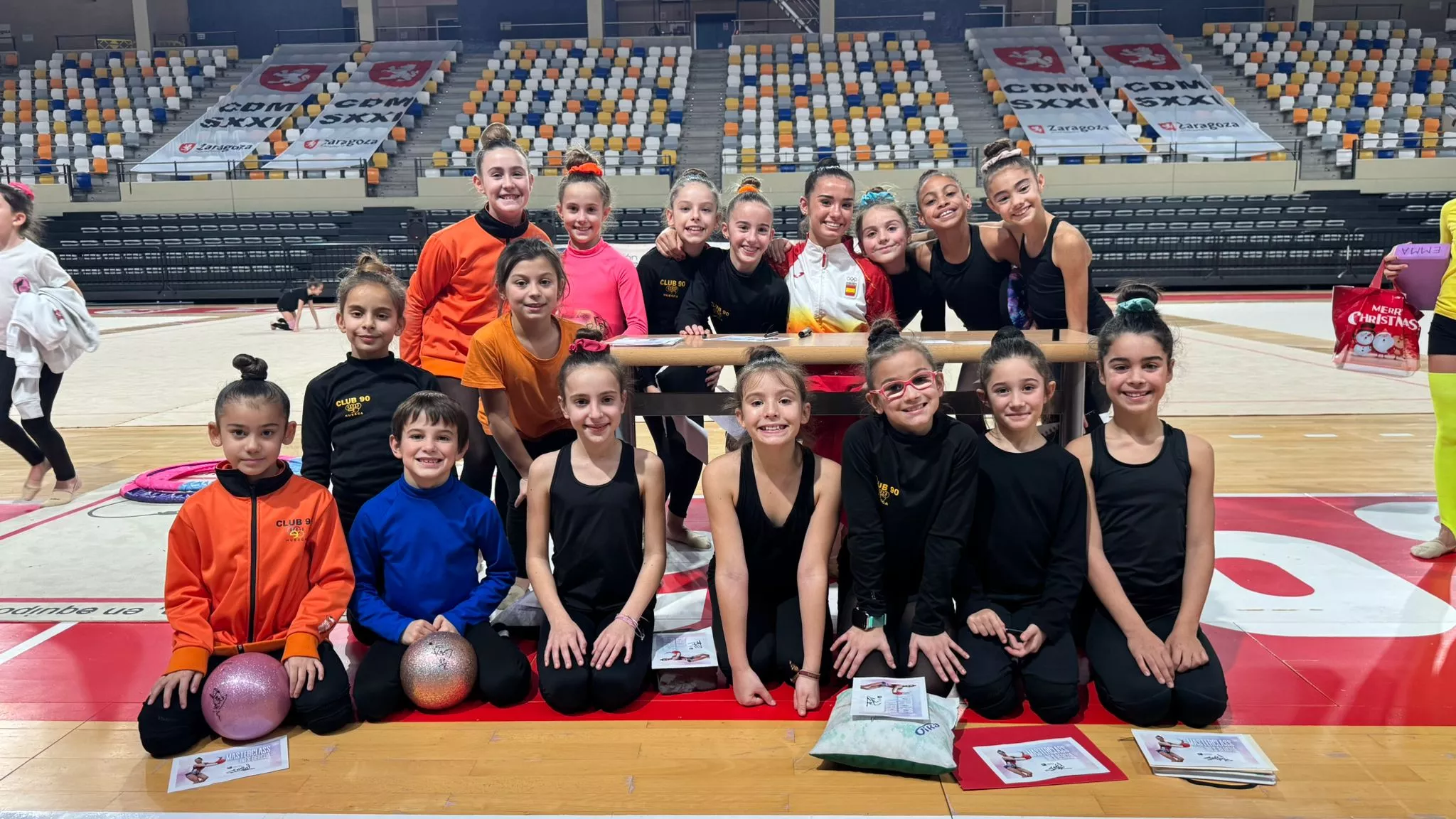 Inés Bergua, rodeada por un grupo de gimnastas.