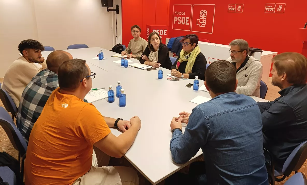 Miembros del PSOE con representantes de la Asociación Can de Chira. Foto PSOE