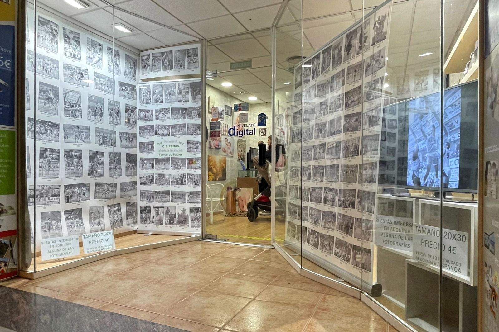 Escaparate del establecimiento donde se pueden apreciar las imágenes.
