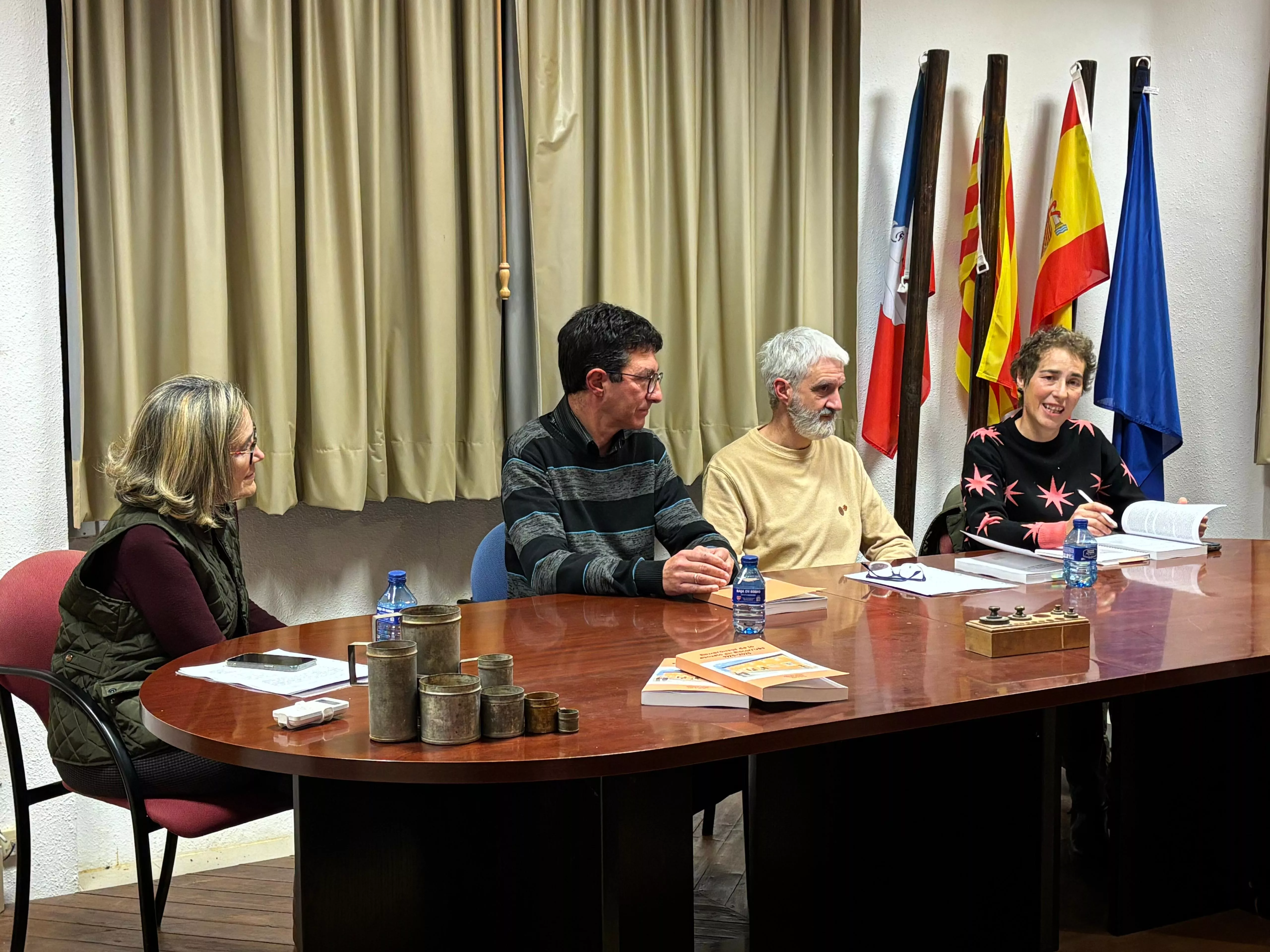 Ana Bernués, Alejandro Alagón, Félix Rivas y Lola Giménez en la presentación de Remeranzas de la escuela en Biscarrués (1925–2025)