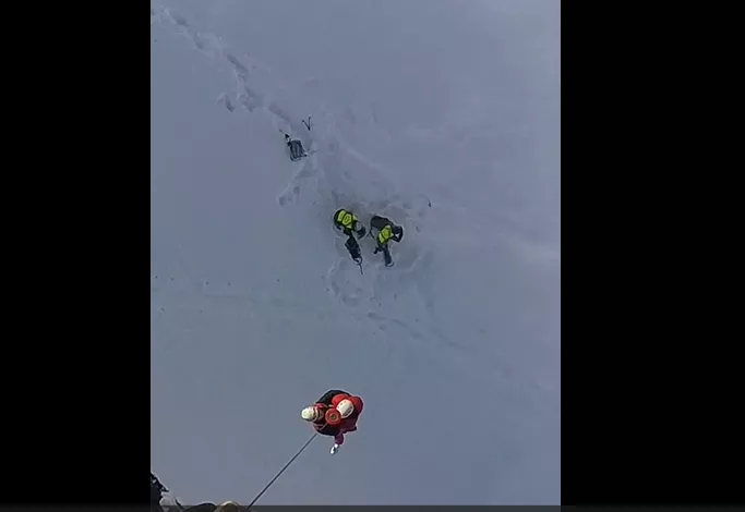 Tres rescates por accidentes de esquí de montaña en el Pirineo oscense. En la imagen, evacuación en el Collado de Aísa.