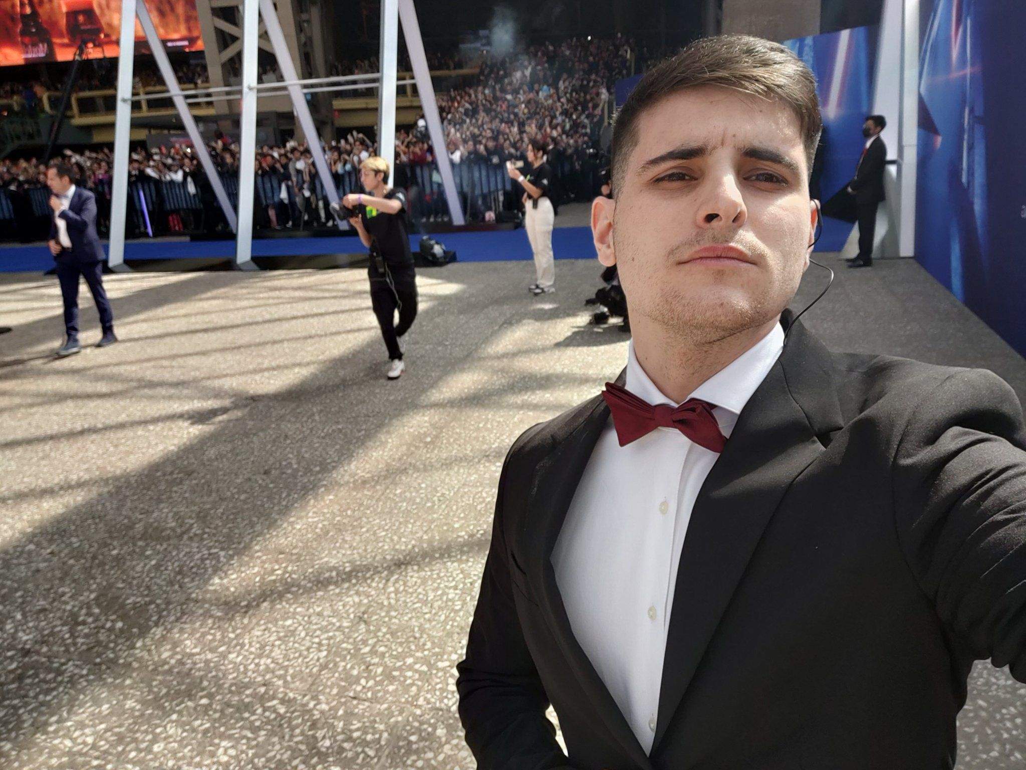 El oscense Sergio Ferra, presentador de la alfombra azul de los Premios ESLAND.