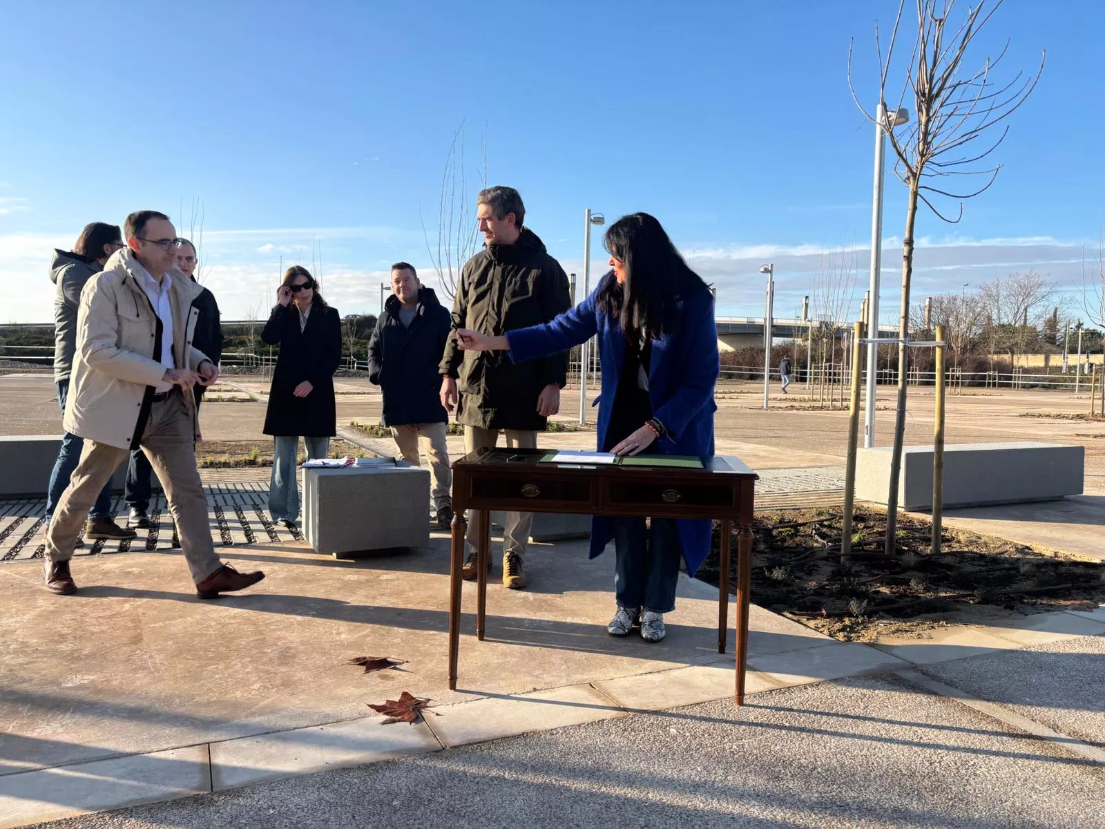 Lorena Orduna con responsables de Vialex y de urbanismo del Ayuntamiento en la firma de la recepción de la obra