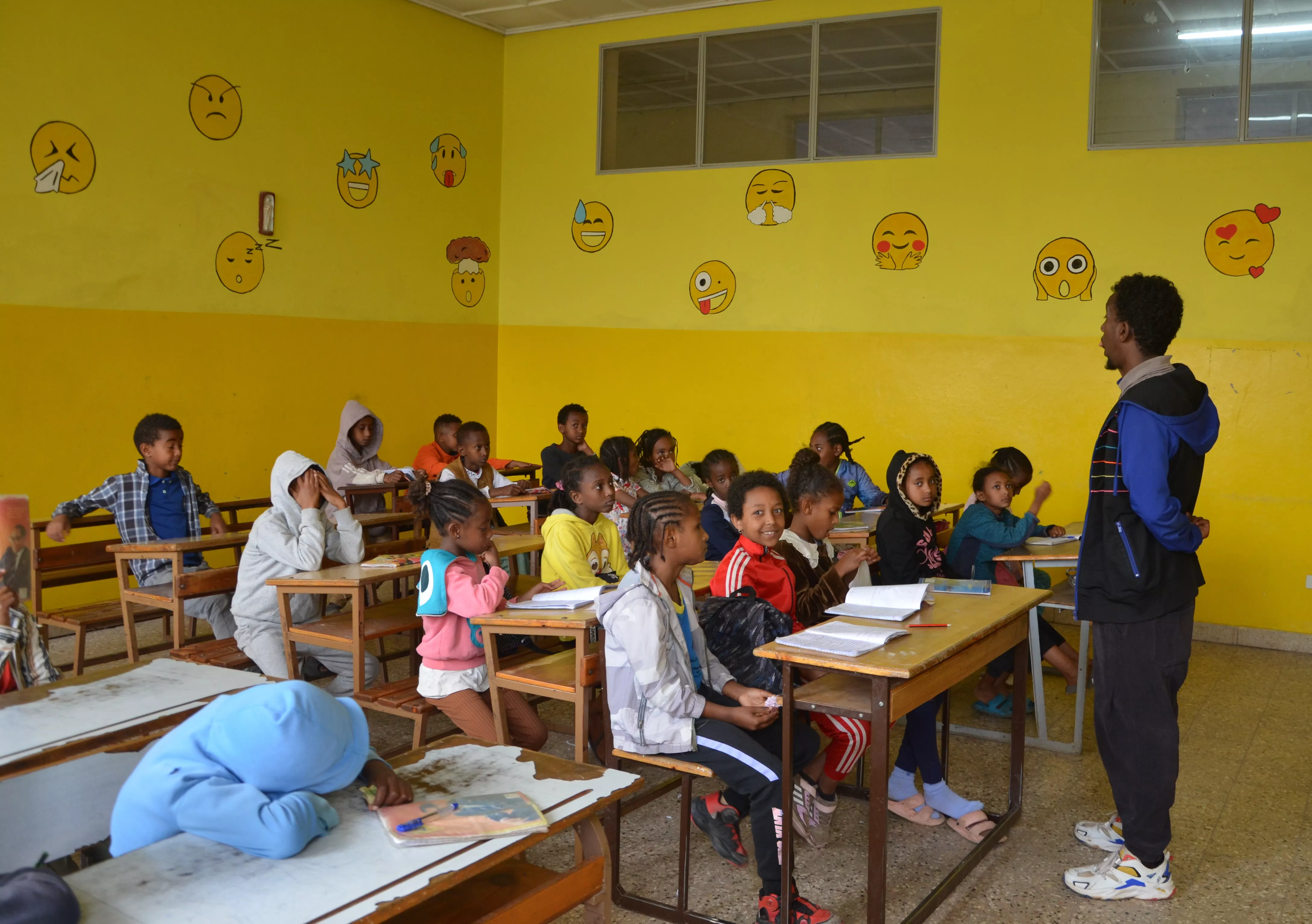 El centro salesiano apoya y refuerza a las familias del barrio de Mekanissa en la crianza de sus hijos e hijas.