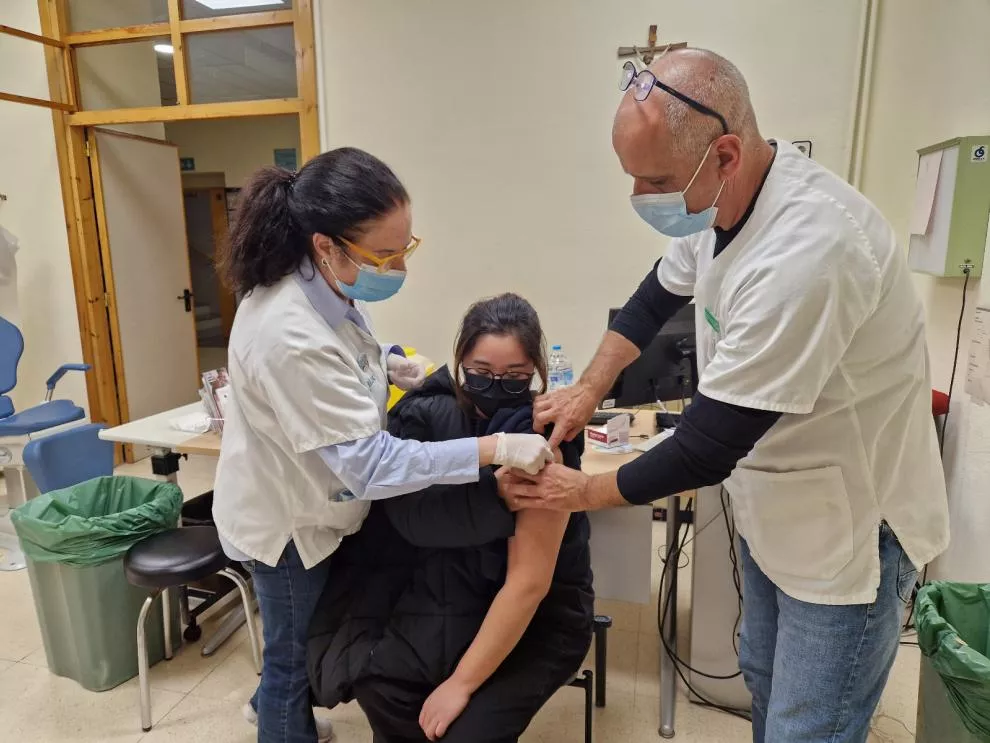 Profesionales sanitarios realizan una vacunación en un centro de salud de Aragón.