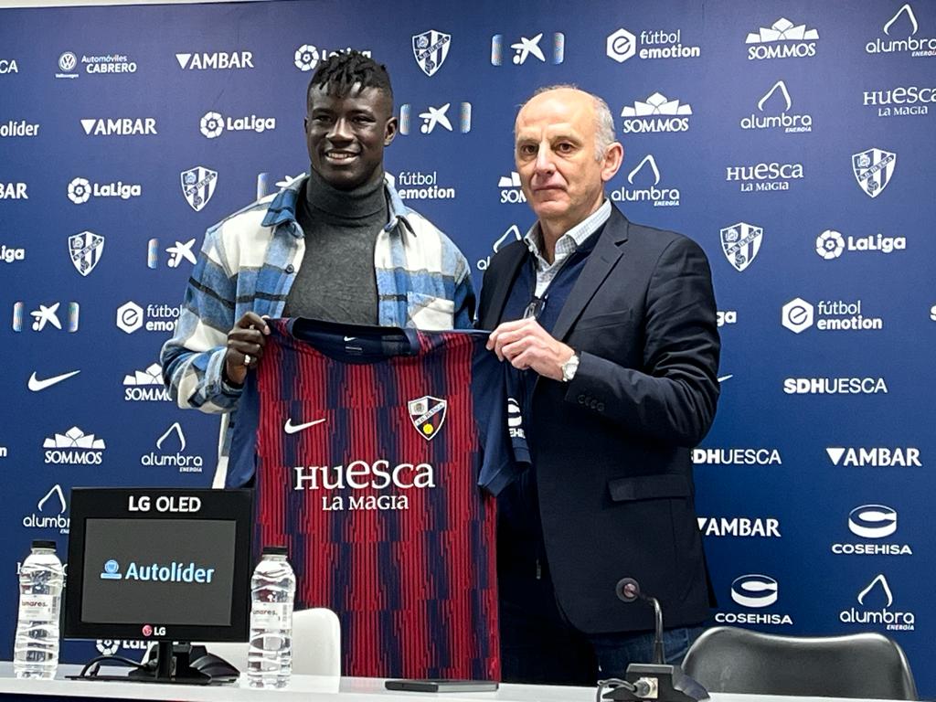 Ángel Martín González posa junto a Obeng, la última incorporación del Huesca, este martes en su presentación. Foto: Adrián Mora