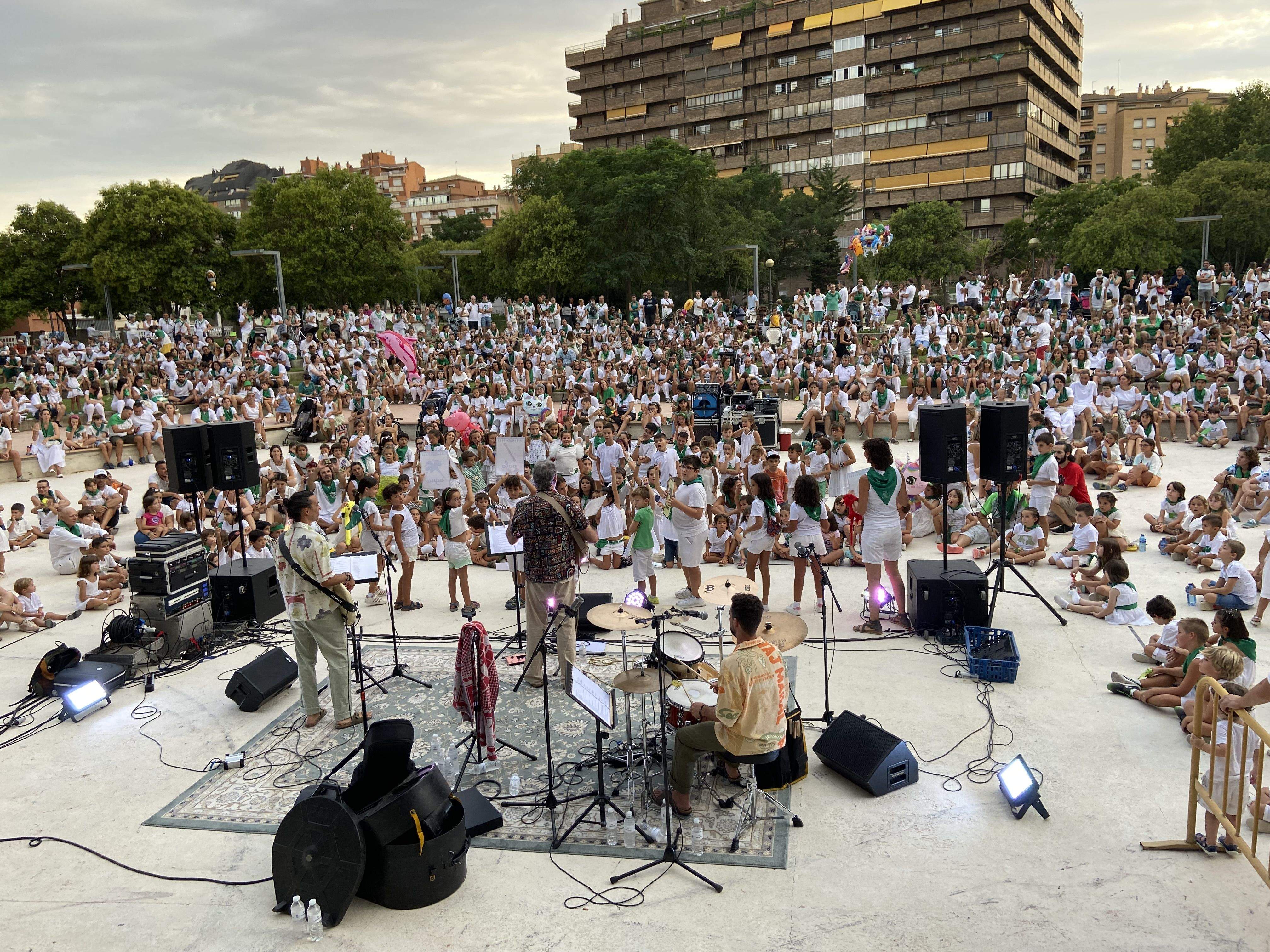 Numeroso público asistente en el espectáculo familiar Pero... ¿Qué me estás cantando?
